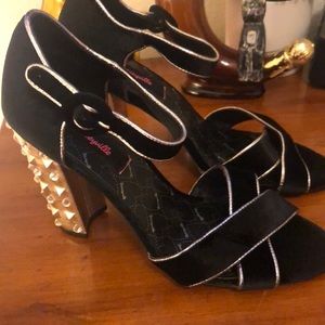 BETSEYVILLE BETSEY JOHNSON BLACK VELVET SILVER STUDDED HEELS SZ 8.5